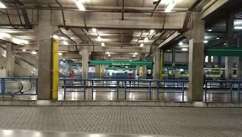 Nenhum ônibus saiu das estações do Barreiro e Diamante por conta da greve desta segunda-feira