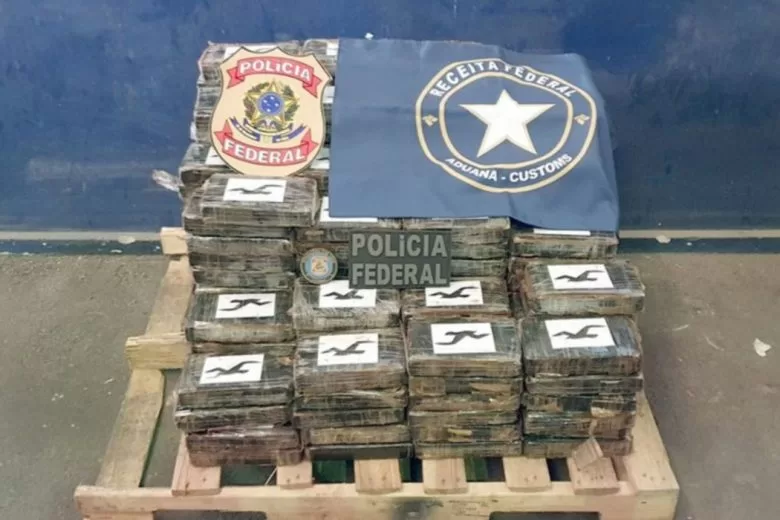 Cães farejadores localizam e Polícia Federal apreende 265 kg de cocaína