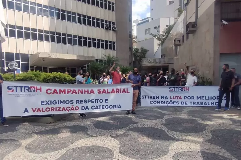 Greve mantida em BH: audiência entre motoristas e empresas de ônibus termina sem acordo Greve mantida em BH: audiência entre motoristas e empresas de ônibus termina sem acordo