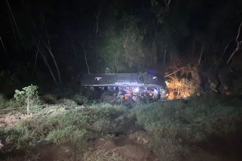 Ônibus cai na ribanceira e deixa dois mortos na BR-381, em Monlevade Ônibus cai na ribanceira e deixa dois mortos na BR-381, em Monlevade