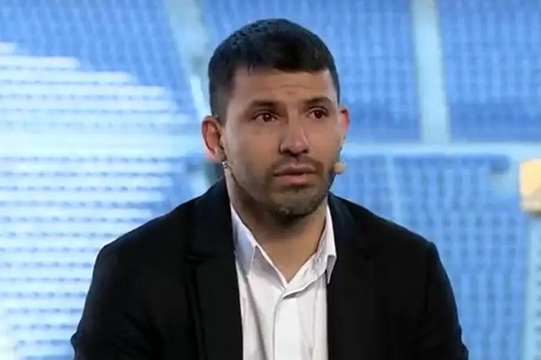 Agüero se emociona ao anunciar aposentadoria devido a problema cardíaco Agüero se emociona ao anunciar aposentadoria devido a problema cardíaco