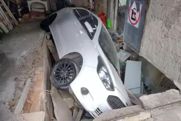Piso de um bar cede, deixa quatro feridos e destrói um carro