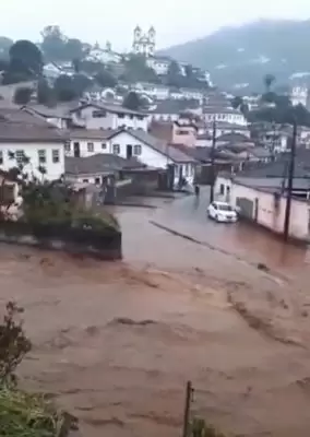 Encostas cedem e córrego transborda: chuvas causam preocupação em Ouro Preto
