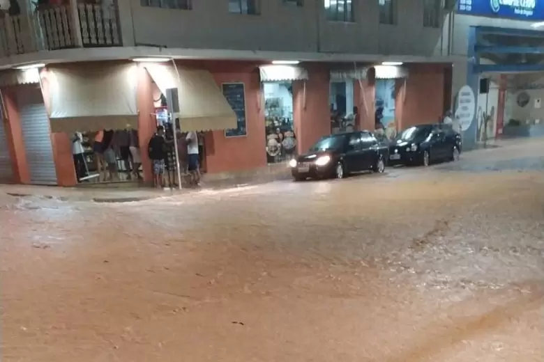 Cheias em córregos provocam alagamentos em Santa Maria de Itabira