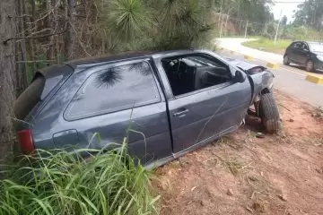 Motorista perde o controle e bate contra poste no bairro Pedreira