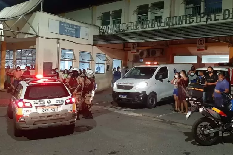 Atiradores invadem o Pronto-Socorro de Itabira e matam desafeto Atiradores invadem o Pronto-Socorro de Itabira e matam desafeto