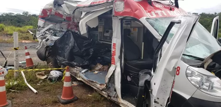 Uma pessoa morre e quatro ficam feridas em acidente envolvendo ambulância, em Nova Serrana