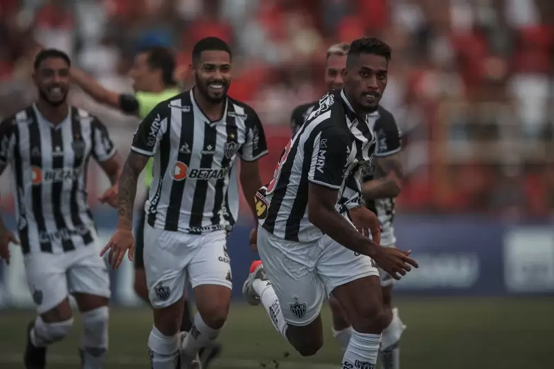 Atlético-MG derrota Pouso Alegre e assume a liderança do Mineiro; veja os gols