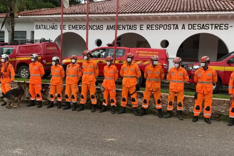 Bombeiros de Minas vão ajudar no trabalho de buscas e salvamento em Petrópolis Bombeiros de Minas vão ajudar no trabalho de buscas e salvamento em Petrópolis