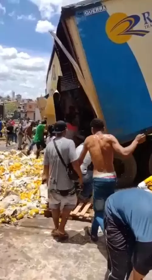 Caminhão tomba e carga de cerveja é saqueada na BR-040 Caminhão tomba e carga de cerveja é saqueada na BR-040