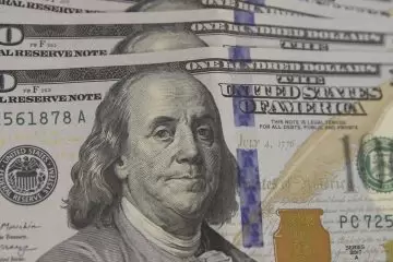 Dólar tem alta no contexto da disputa tarifária entre EUA e China