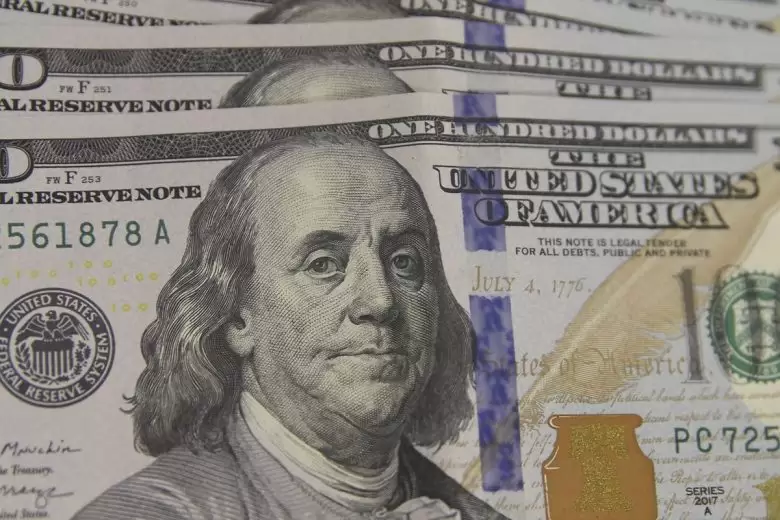 Dólar tem alta no contexto da disputa tarifária entre EUA e China