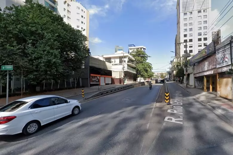 Motociclista morre após acidente com ônibus na Savassi, em BH Motociclista morre após acidente com ônibus na Savassi, em BH