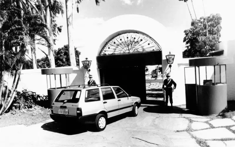 Tribunal manda Collor devolver dinheiro gasto na casa da Dinda Tribunal manda Collor devolver dinheiro gasto na casa da Dinda