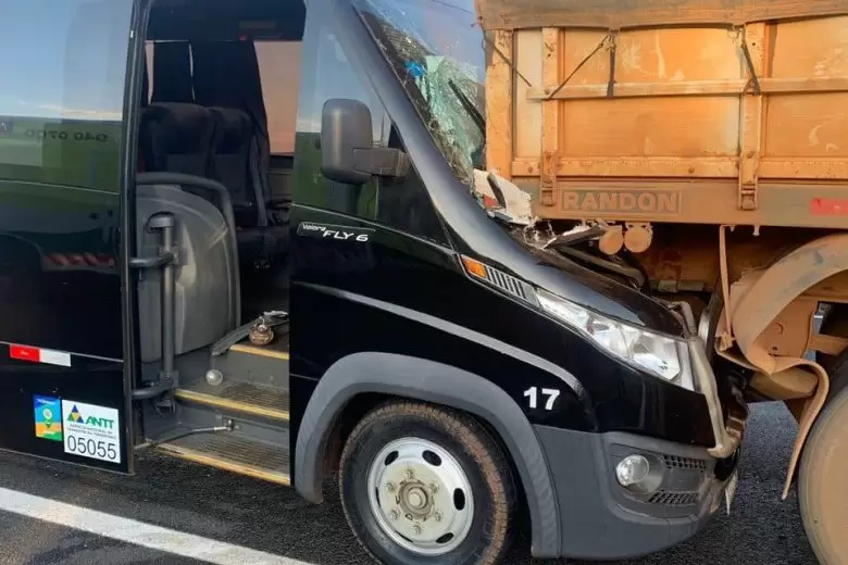 Van bate na traseira de carreta e 17 pessoas ficam feridas na BR-050 Van bate na traseira de carreta e 17 pessoas ficam feridas na BR-050
