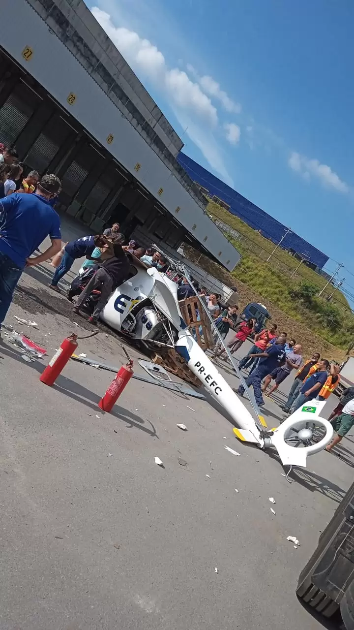 Helicóptero cai em Contagem e duas pessoas ficam feridas Helicóptero cai em Contagem e duas pessoas ficam feridas