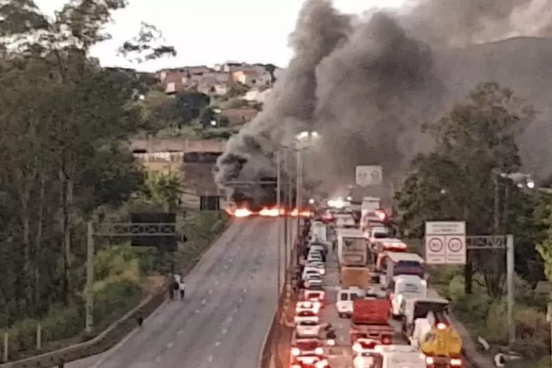 Protesto de moradores fecha Anel Rodoviário e complica trânsito Protesto de moradores fecha Anel Rodoviário e complica trânsito