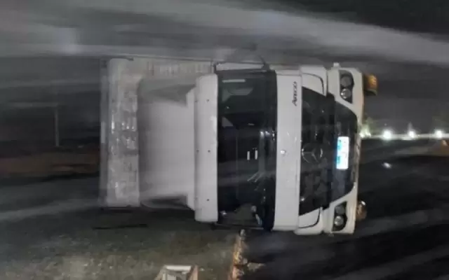 Caminhão tomba com vento de 157 km/h; veja o vídeo