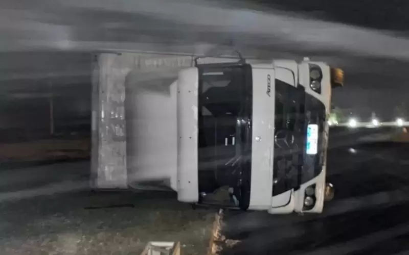 Caminhão tomba com vento de 157 km/h; veja o vídeo