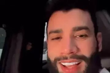 Nota de repúdio? Gusttavo Lima abastece carro e se assusta com preço da gasolina