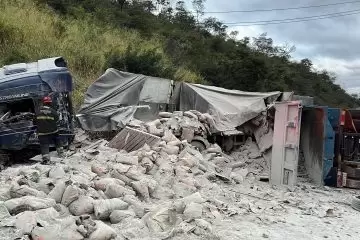 Acidente entre duas carretas causa grande congestionamento na BR-381, em Ravena