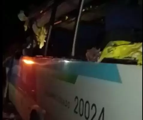 Bombeiros confirmam três óbitos em acidente envolvendo carreta e ônibus na MGC-120