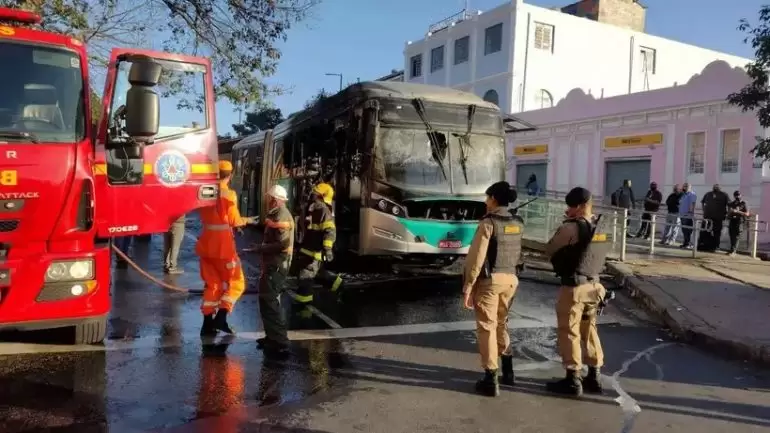 Ônibus do Move pega fogo na Estação Oiapoque, em BH Ônibus do Move pega fogo na Estação Oiapoque, em BH