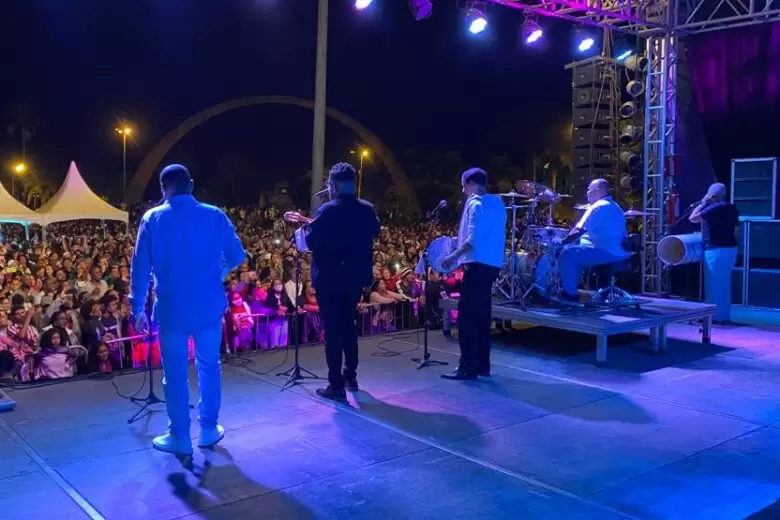 Mesmo ficando pouco tempo no palco, Fundo de Quintal espanta o frio na abertura do Festival de Inverno Mesmo ficando pouco tempo no palco, Fundo de Quintal espanta o frio na abertura do Festival de Inverno
