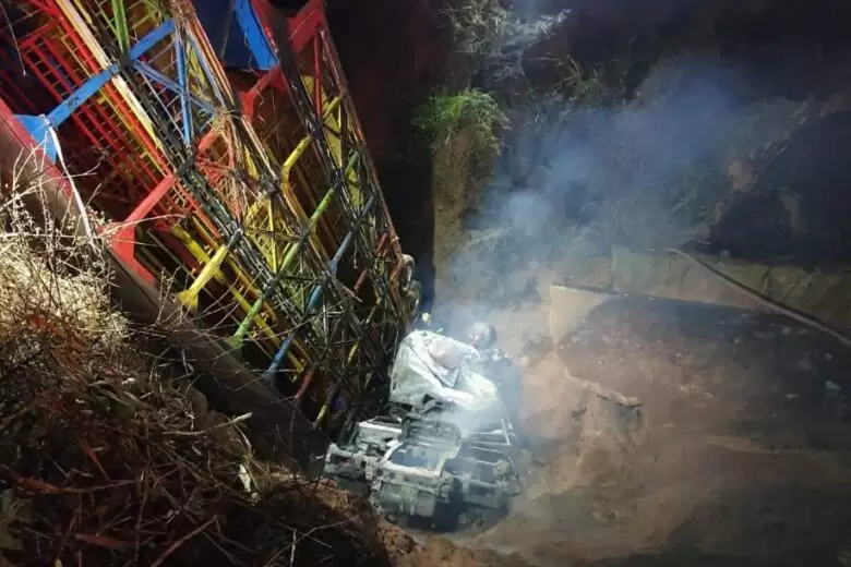 “Trenzinho da Alegria” capota em ribanceira e duas pessoas morrem carbonizadas “Trenzinho da Alegria” capota em ribanceira e duas pessoas morrem carbonizadas
