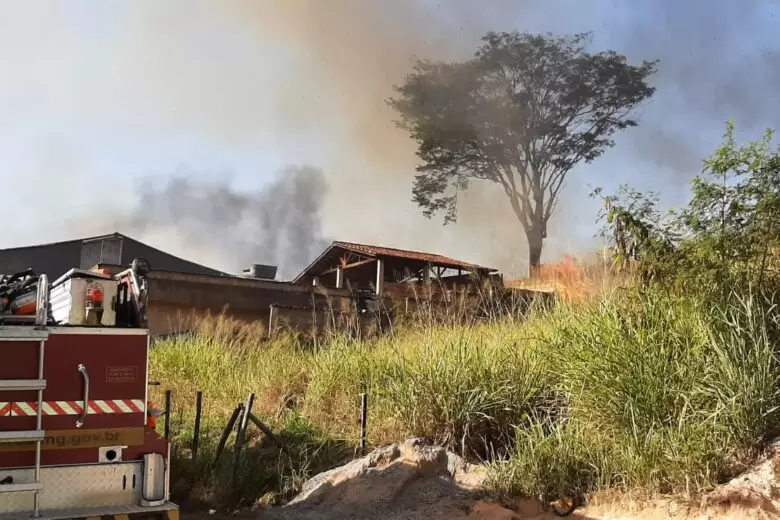 Bombeiros combatem incêndio que ameaçava residências em Itabira Bombeiros combatem incêndio que ameaçava residências em Itabira