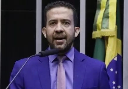 Vaza suposto áudio de André Janones cobrando “rachadinha”