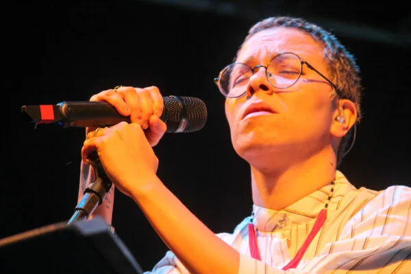 Maria Gadú se apresenta neste sábado na Festa do Vinho de Catas Altas