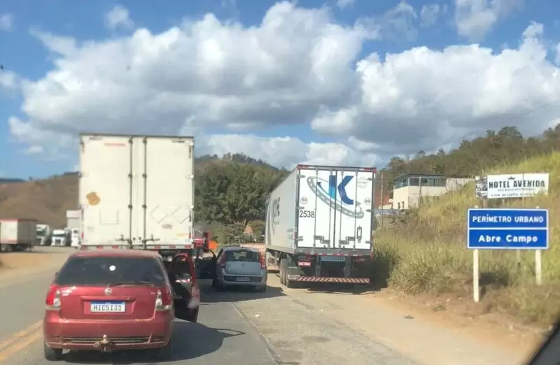 Desvio em Abre Campo causa congestionamento na BR-262