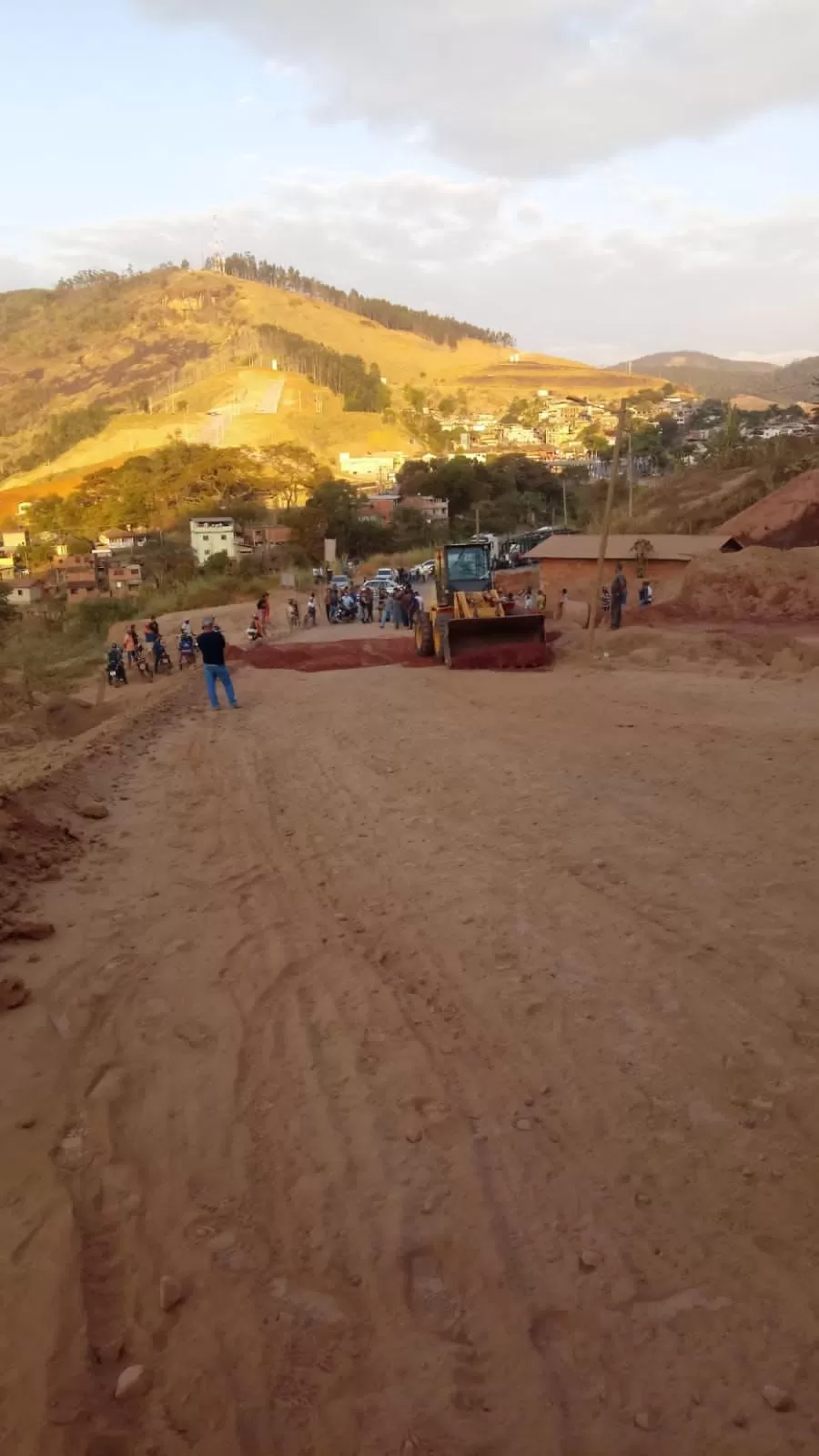 Dono de terreno abre vala e impede trânsito no desvio em Abre Campo