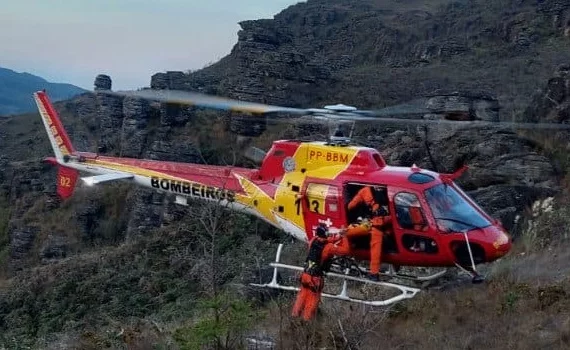 Helicóptero do Corpo de Bombeiros cai em Ouro Preto após operação de resgate; tripulação não sobreviveu