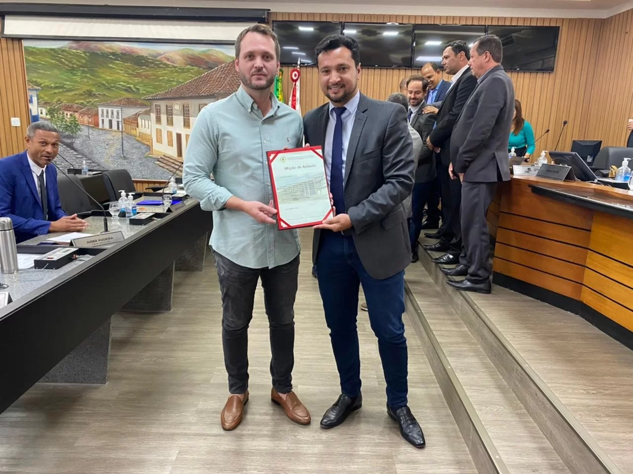 Câmara de Itabira: médico Thiago Maia é homenageado pelos serviços prestados no combate à Covid-19