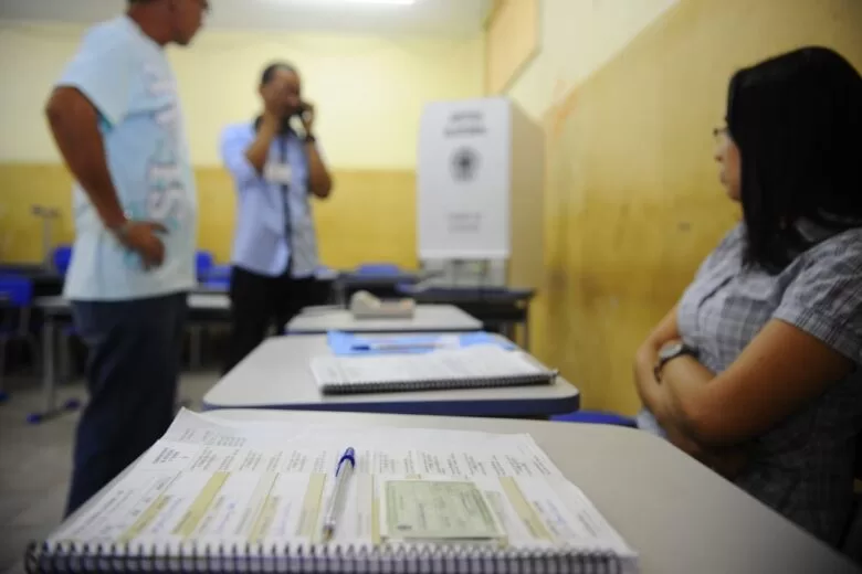 Eleições 2024: celular é proibido na cabine de votação