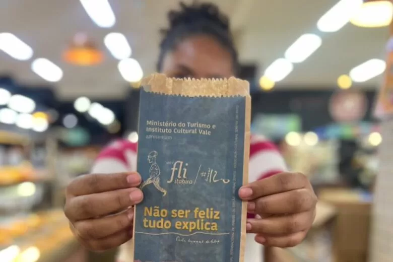 Café com literatura: Flitabira distribui sacos de pão personalizados com poemas de Drummond