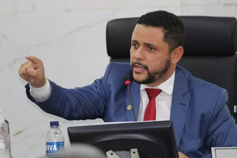 “Danilo Alvarenga saia do seu comitê e vem dar explicação sobre as obras da Unifei”, afirma Weverton Vetão “Danilo Alvarenga saia do seu comitê e vem dar explicação sobre as obras da Unifei”, afirma Weverton Vetão
