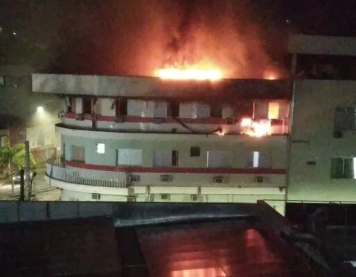 Urgente: incêndio atinge andar do Hotel Itália em Itabira