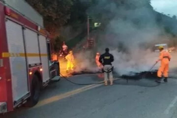 Após negociações, PRF consegue desbloquear pontos de rodovias fechadas por bolsonaristas