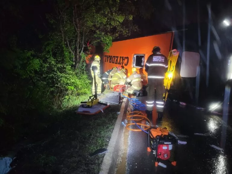 Duas pessoas morrem após tombamento de ônibus na BR-251, em Minas Gerais