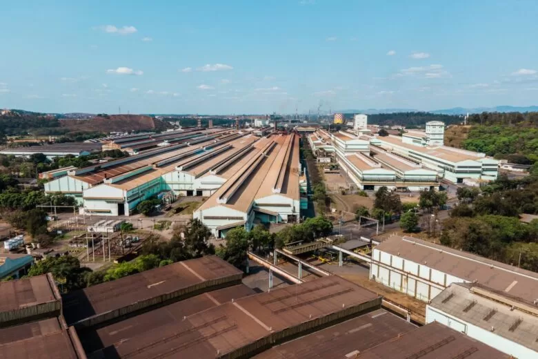 Vazamento de gás provoca intoxicação de funcionários da Usiminas Vazamento de gás provoca intoxicação de funcionários da Usiminas