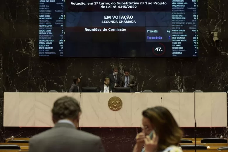 Deputados mineiros aprovam aumento salarial de R$ 4 mil já para 2023 Deputados mineiros aprovam aumento salarial de R$ 4 mil já para 2023