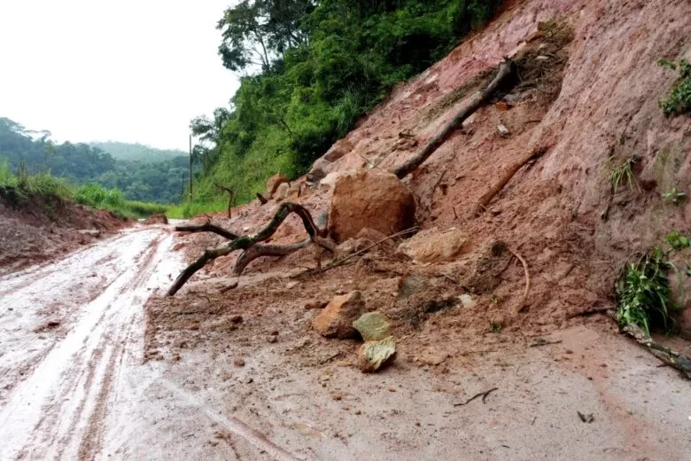 Ainda não pode passar! Motoristas “retiram” placas de sinalização e trafegam na estrada do Jacuí Ainda não pode passar! Motoristas “retiram” placas de sinalização e trafegam na estrada do Jacuí