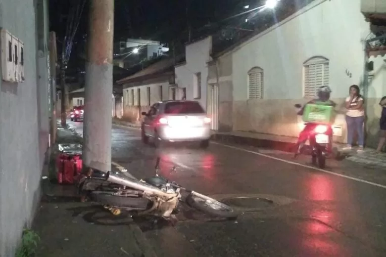 Motoqueiro bate contra poste na Rua Nova Era