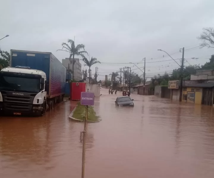 Bombeiros trabalham no resgate de vítimas de alagamento em Pouso Alegre