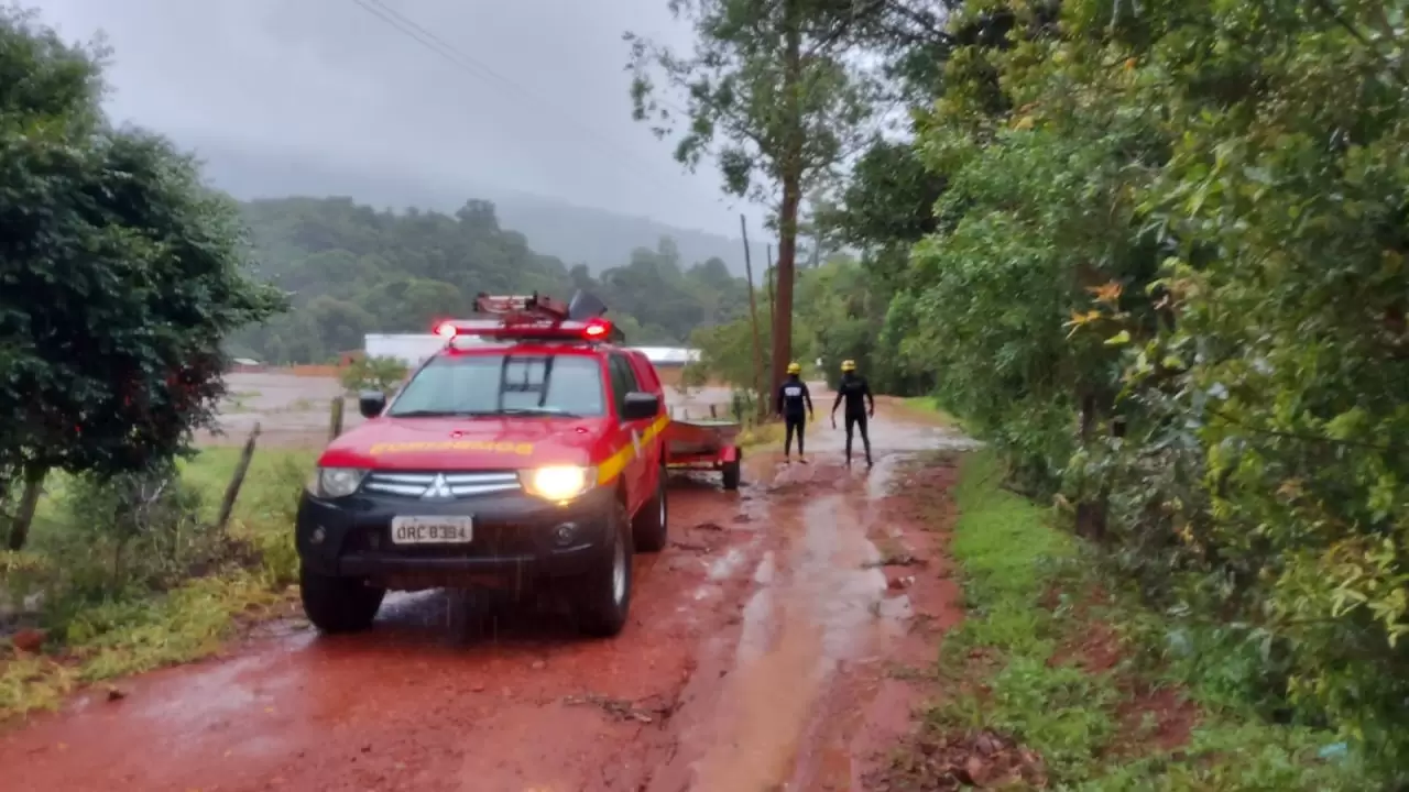 Bombeiros trabalham no resgate de vítimas de alagamento em Pouso Alegre
