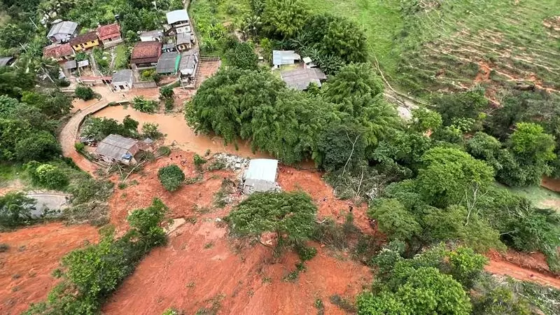 Bombeiros localizam o corpo da terceira vítima do deslizamento de terra em Antônio Dias; menino de 12 anos segue desaparecido Bombeiros localizam o corpo da terceira vítima do deslizamento de terra em Antônio Dias; menino de 12 anos segue desaparecido