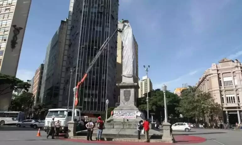 Pirulito da Praça Sete é coberto com ‘camisinha’ no Dia Mundial de Luta contra a Aids Pirulito da Praça Sete é coberto com ‘camisinha’ no Dia Mundial de Luta contra a Aids